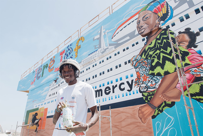 Wandgemälde der Global Mercy im Hafen von Dakar