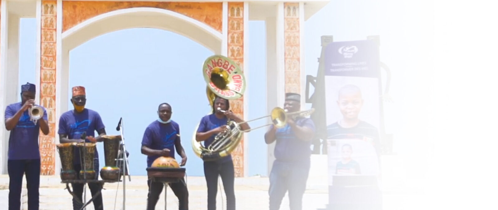 Musiker aus Benin danken Mercy Ships