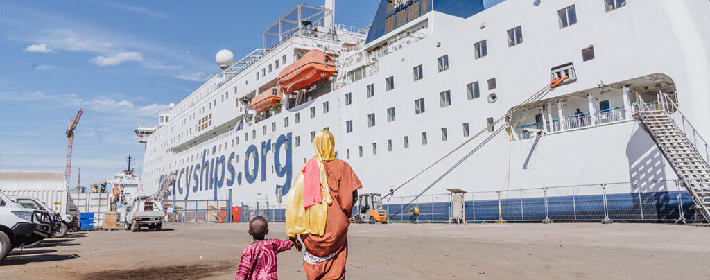 Mission au Sénégal: Amadou et sa maman devant le Global Mercy