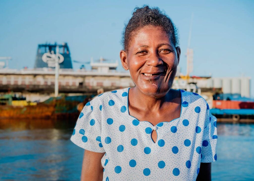 Theogette, patiente malgache, après son opération pour une rage des dents à bord du Global Mercy