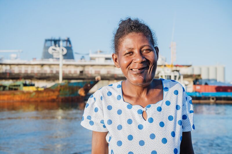 Theogette, patiente malgache, après son opération pour une rage des dents à bord du Global Mercy