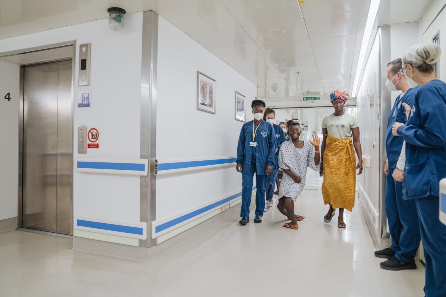 Ruth, eine orthopädische Patientin mit Blount-Syndrom, vor ihrer Operation an Bord der Global Mercy