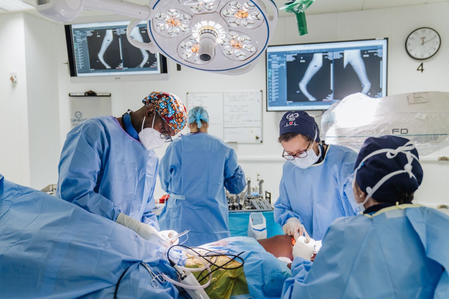 Im Operationssaal, wo die ehrenamtlichen Chirurgen emsig bei der Arbeit sind