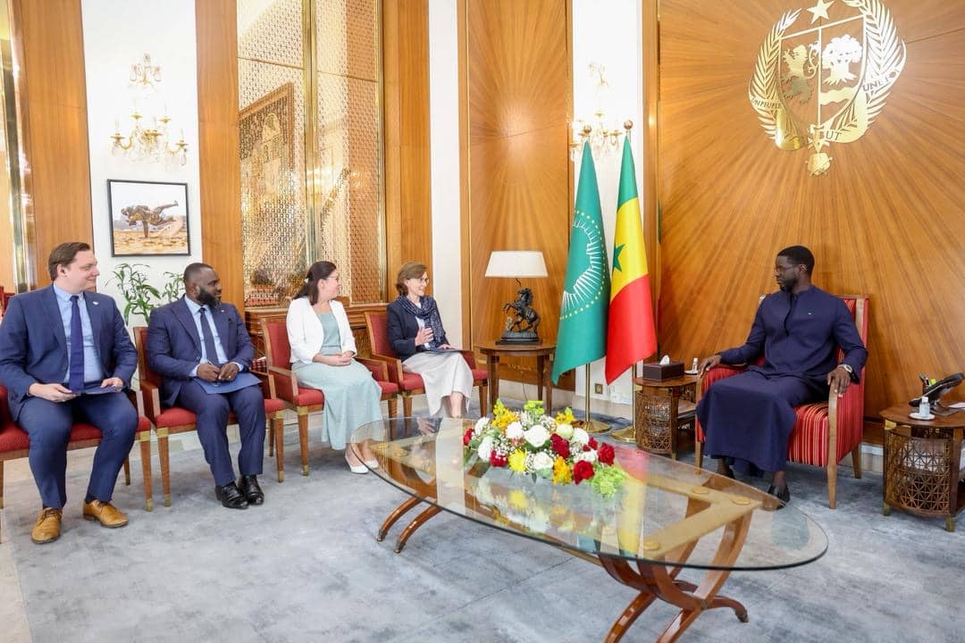(De g. à d.) Jonathan Ziehli, Gilchrist Koutob (Directeur de Mercy Ships Afrique), Valérie Moser (Assistante exécutive de la CEO, originaire de Suisse) et Michelle White (CEO de Mercy Ships International) rencontrent son Excellence M. Bassirou Diomaye Faye, Président de la République du Sénégal